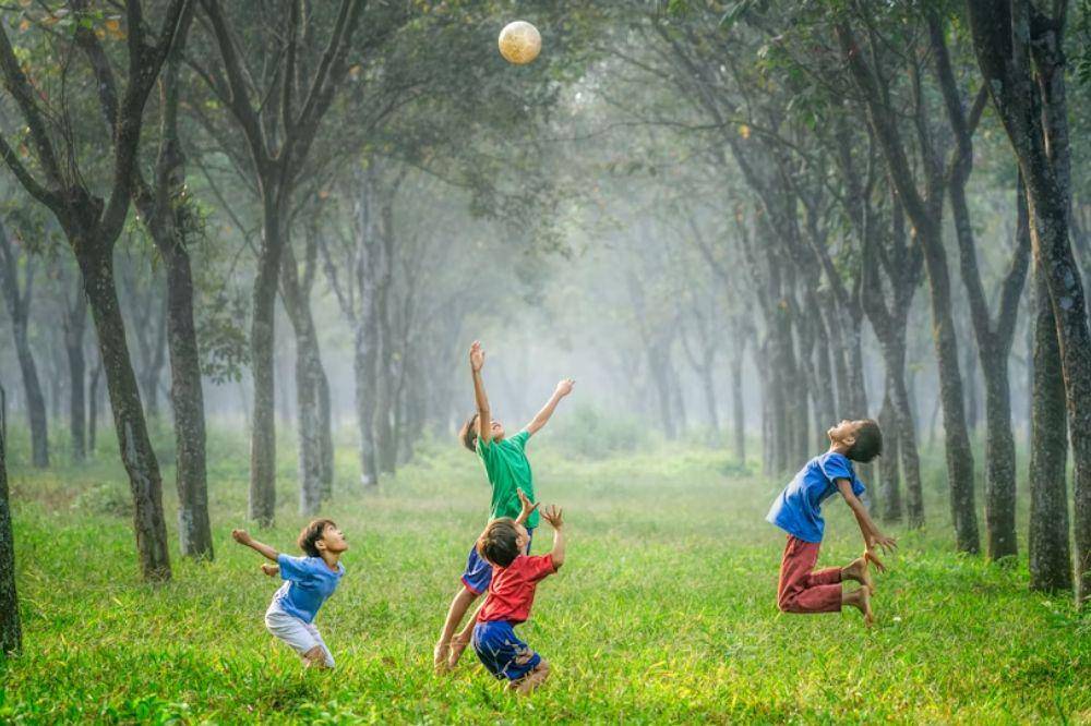 Anak-anak bermain bola