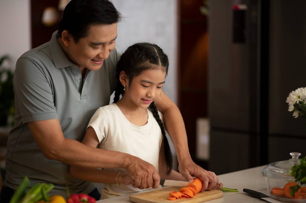 Anak membantu ayah memasak