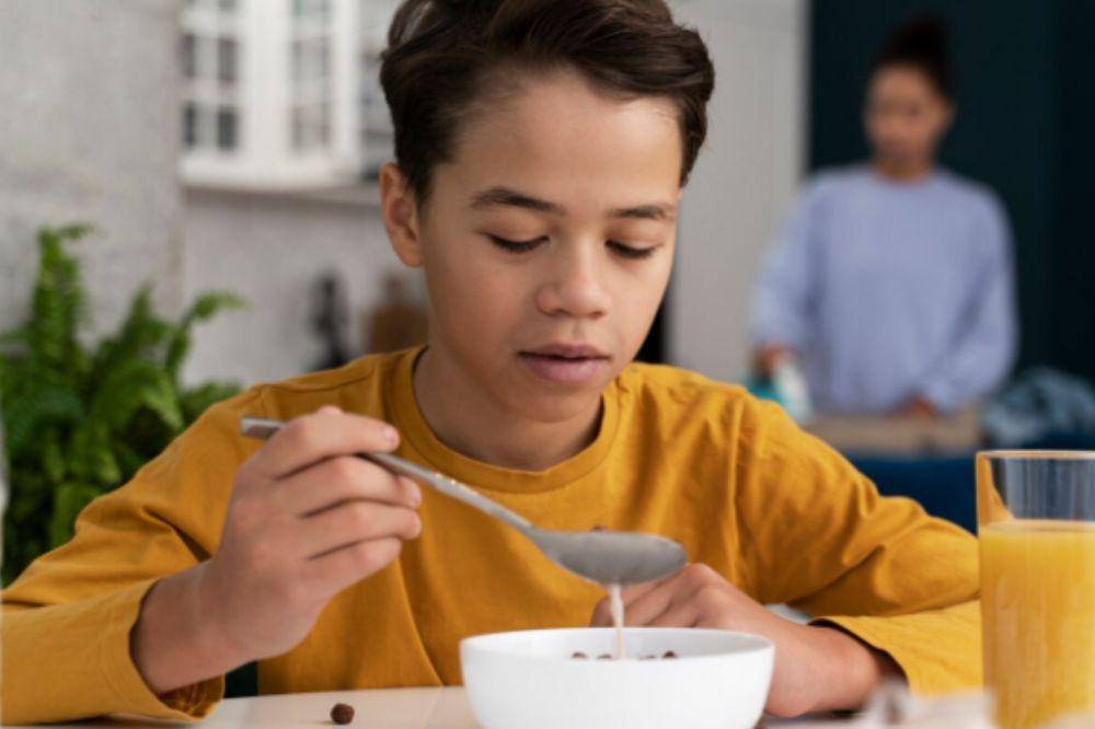 boy eating food