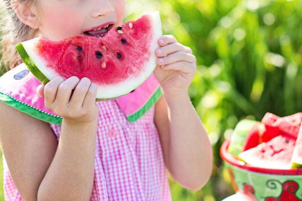 Anak makan buah semangka