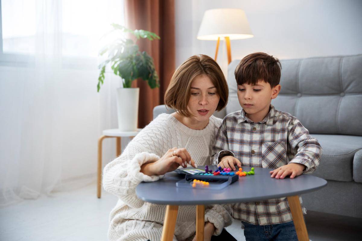 Ibu dan anak bermain puzzle