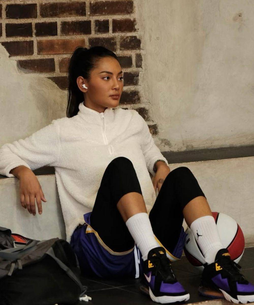  5 Gaya Sporty ala Erika Carlina, Simpel dan Stylish