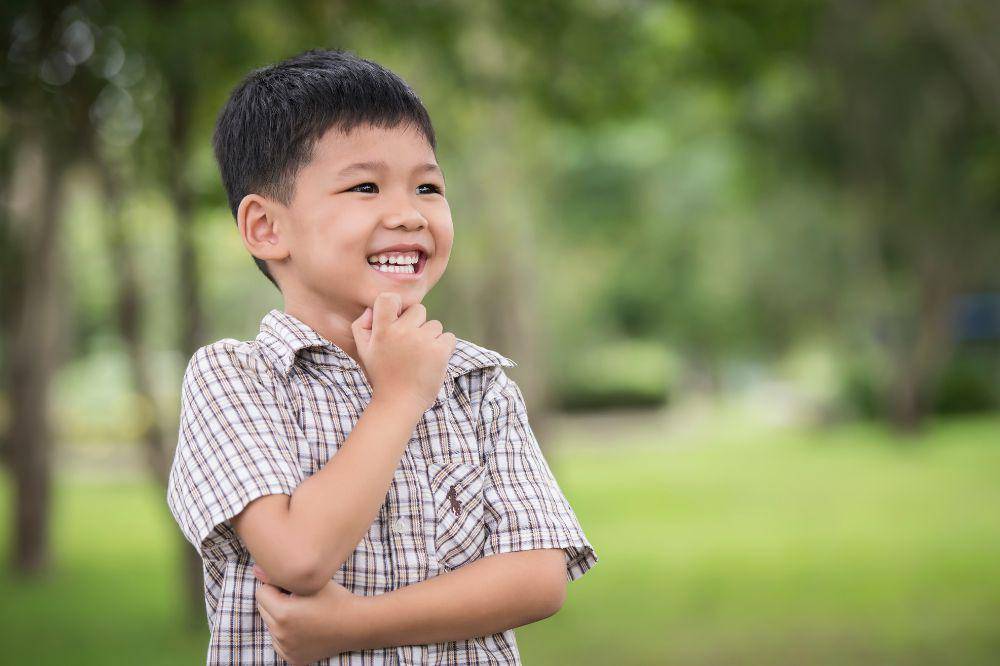 Anak laki-laki tersenyum