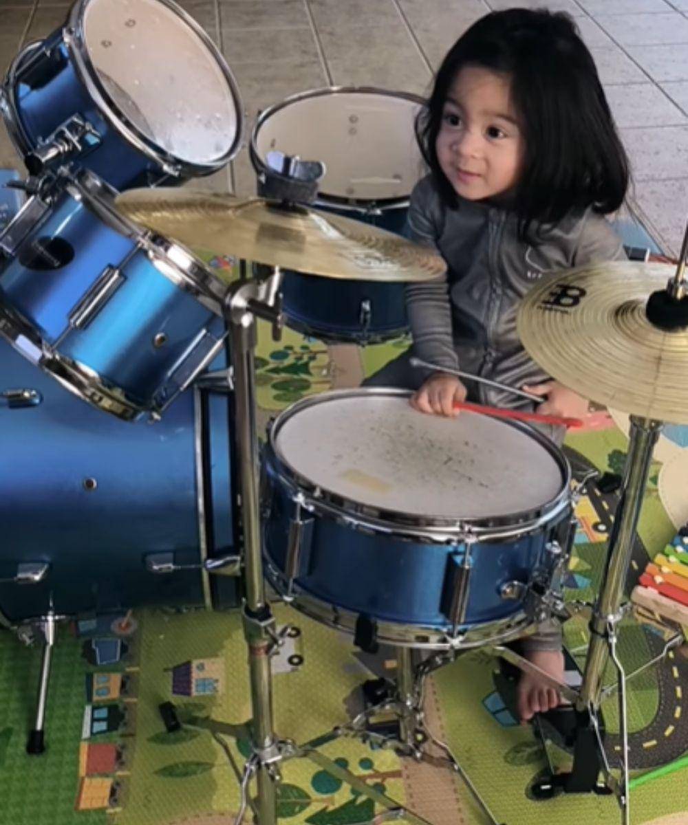 Anak 2 Tahun Ini Viral karena Jago Main Drum, Bikin Takjub Netizen!