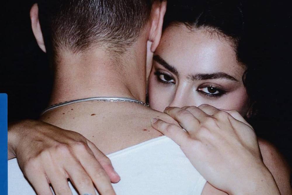 Fakta Kisah Cinta Charli XCX dan George Daniel The 1975