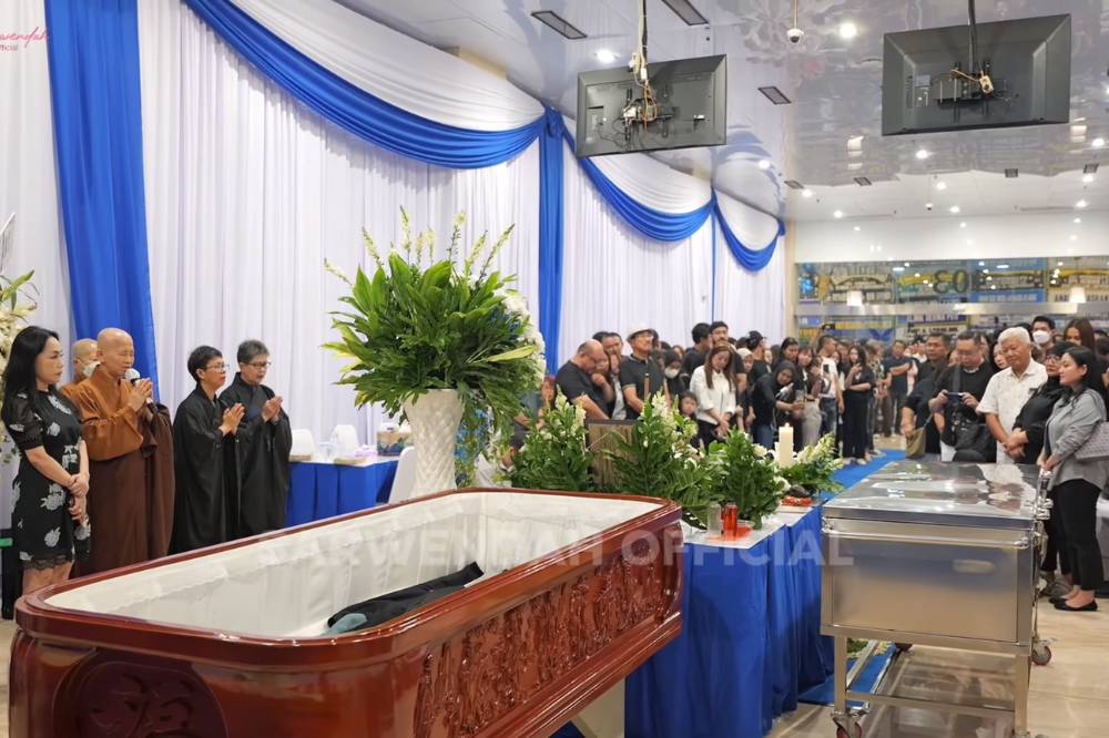 Upacara pemakaman ayah sarwendah