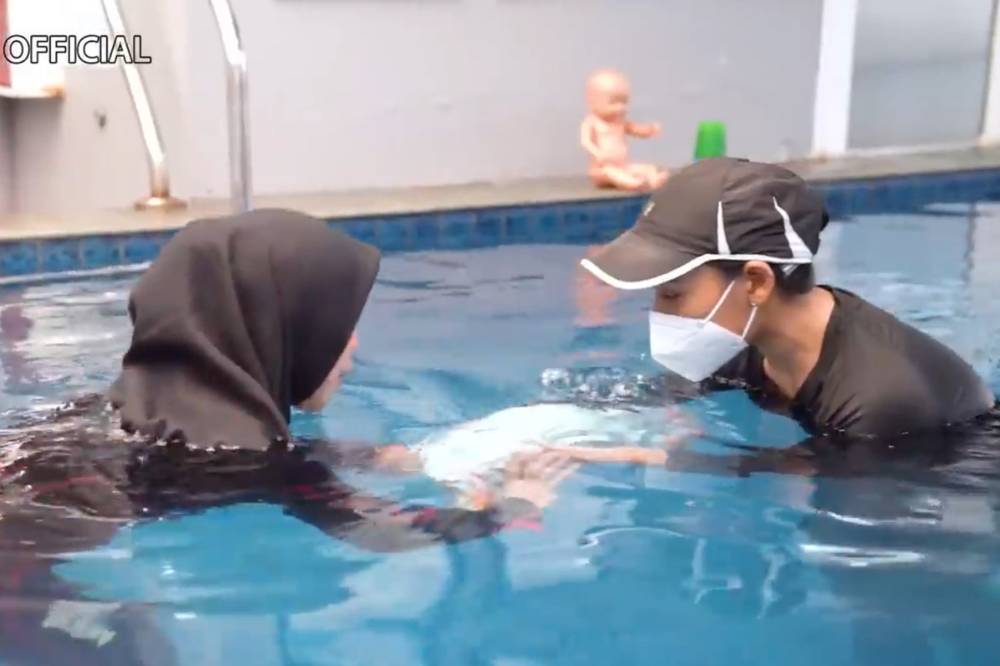 Foto Anak Artis saat Belajar Berenang 5.png