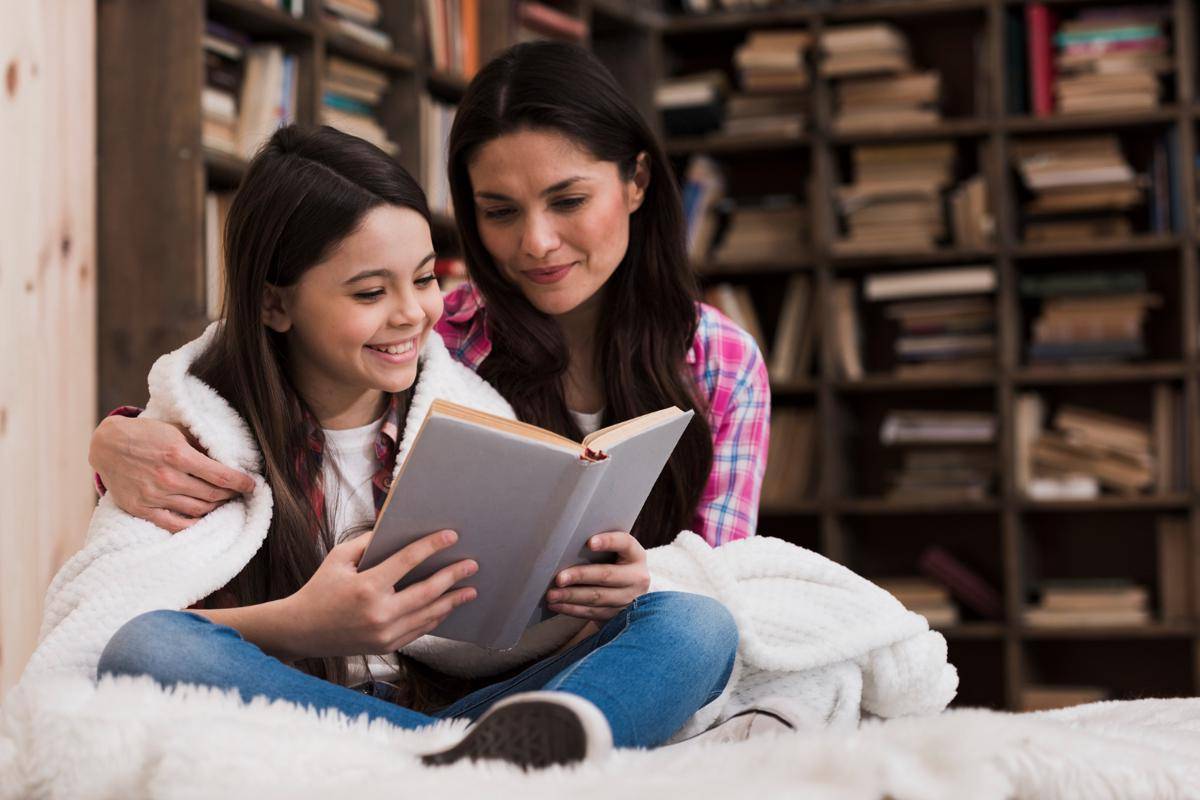 Ibu membaca buku bersama anaknya