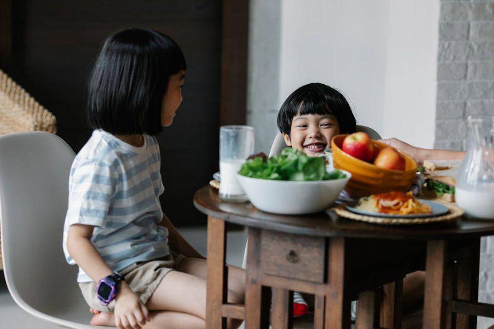 Anak duduk di ruang makan