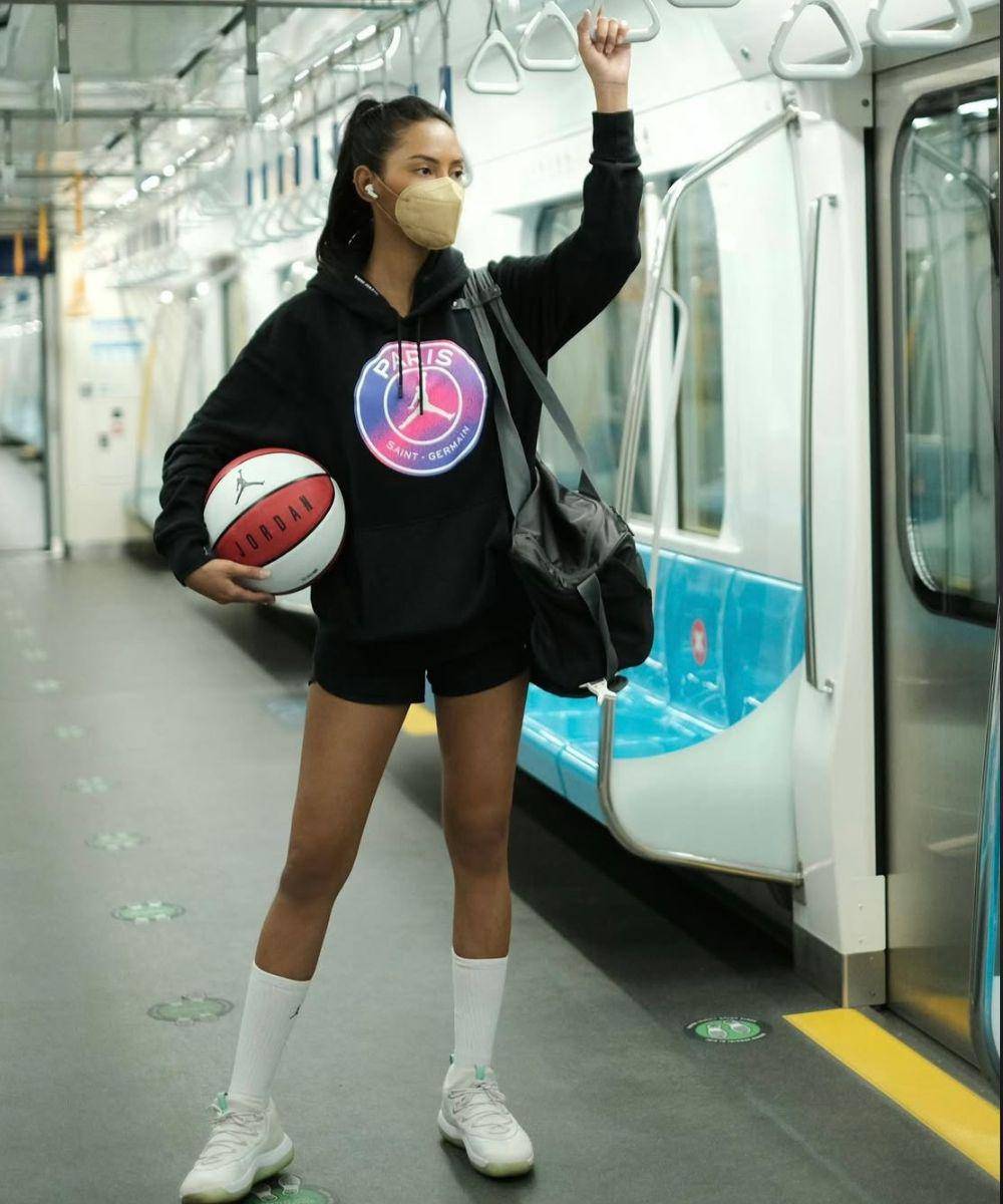 5 Gaya Sporty ala Erika Carlina, Simpel dan Stylish