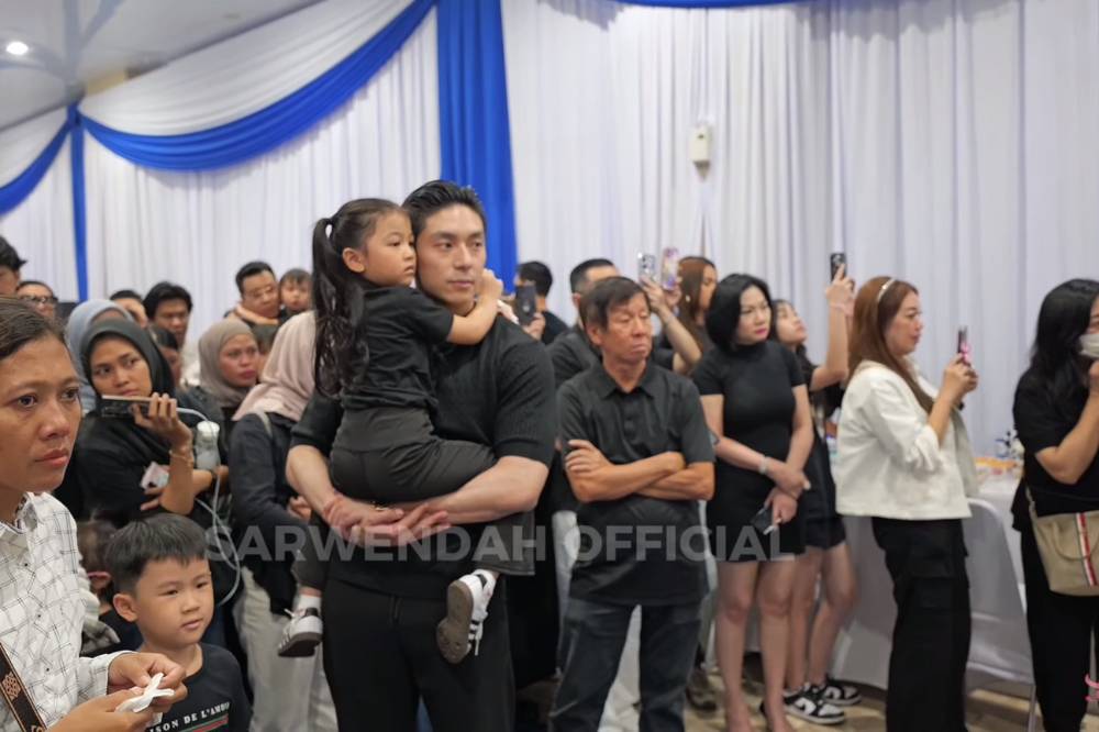 Sergio menggendong Thania anak Sarwendah