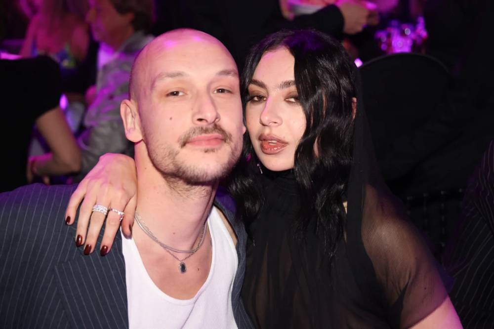 Fakta Kisah Cinta Charli XCX dan George Daniel The 1975