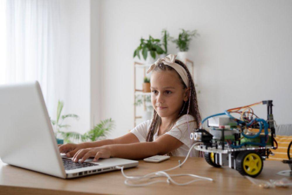 Meningkatkan literasi digital agar anak tak hanya menjadi konsumen teknologi.jpg