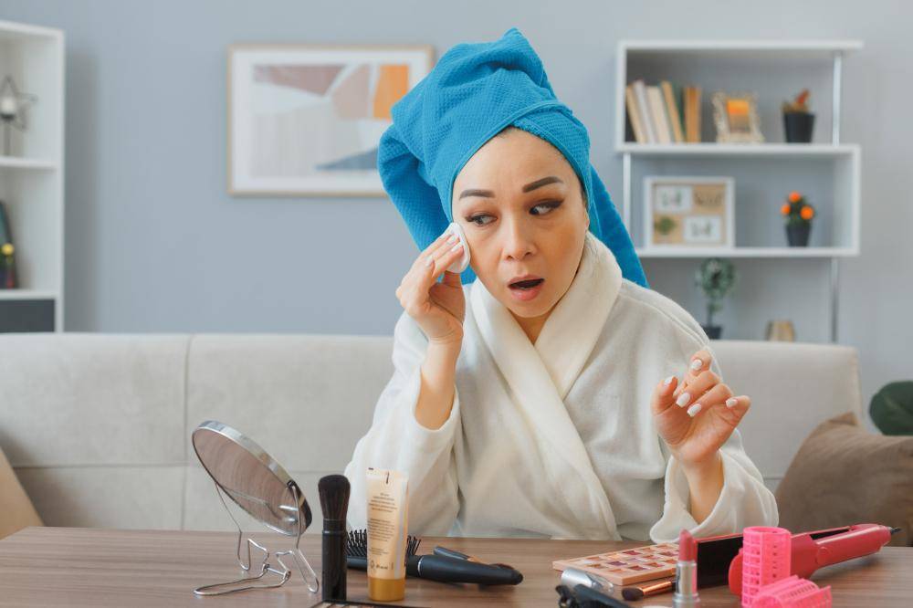 Bahaya Tidak Membersihkan Makeup sebelum Tidur.jpg