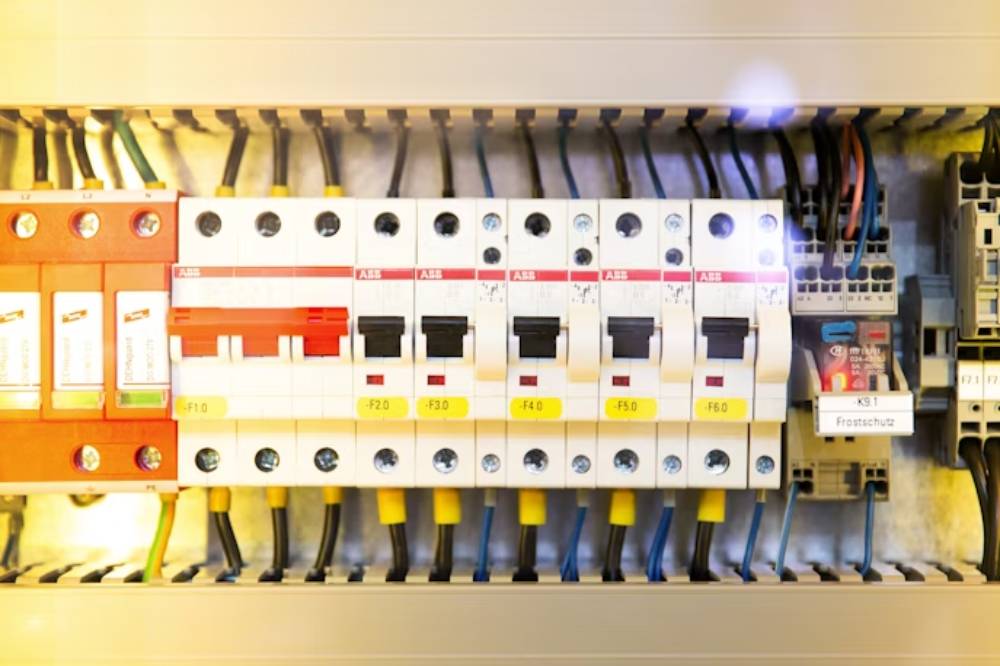 Apakah Tarif Listrik PLN per kWh Akhir Juli 2025 Naik?
