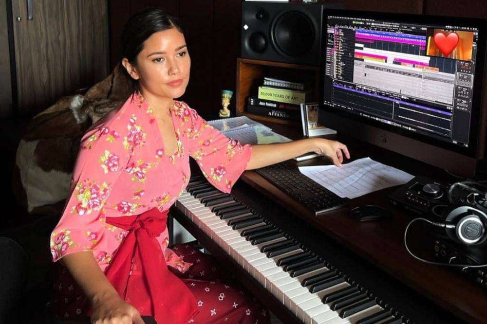 Bukan Sekadar Tradisi, Kebaya Jadi Busana Harian Titi Radjo Padmaja