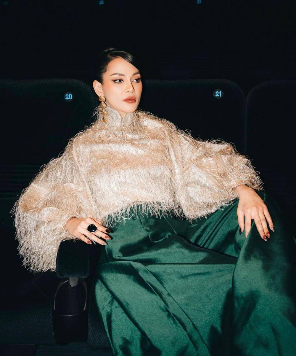 5 Fashion Erika Carlina Saat Kenakan Gaun, Tampil Maksimal!