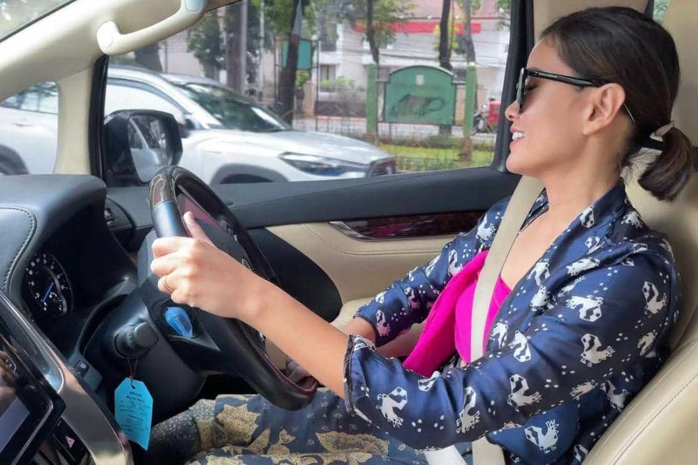 Bukan Sekadar Tradisi, Kebaya Jadi Busana Harian Titi Radjo Padmaja