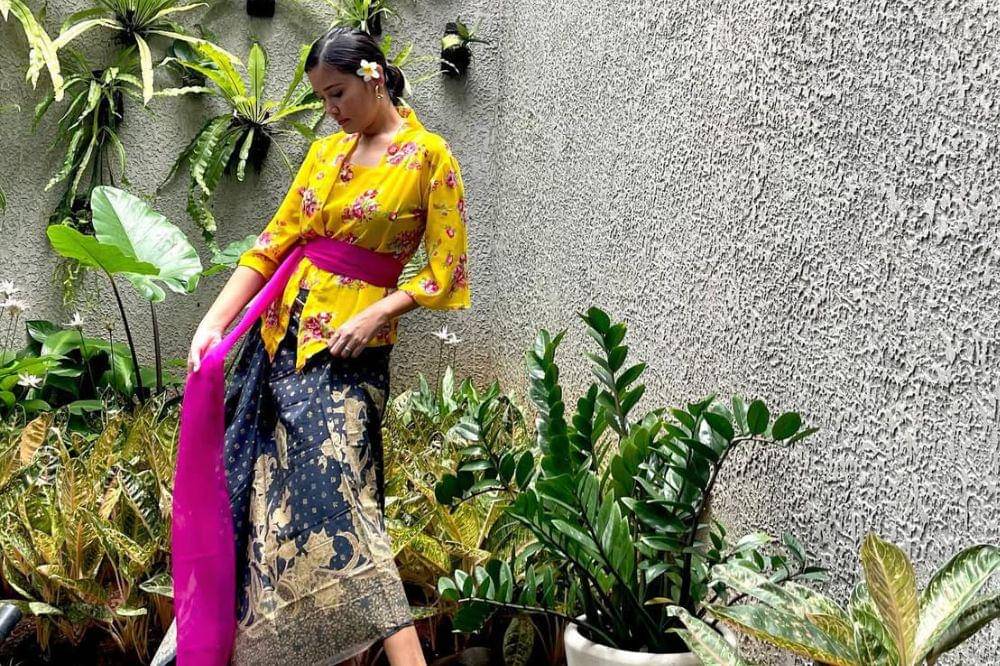 Bukan Sekadar Tradisi, Kebaya Jadi Busana Harian Titi Radjo Padmaja