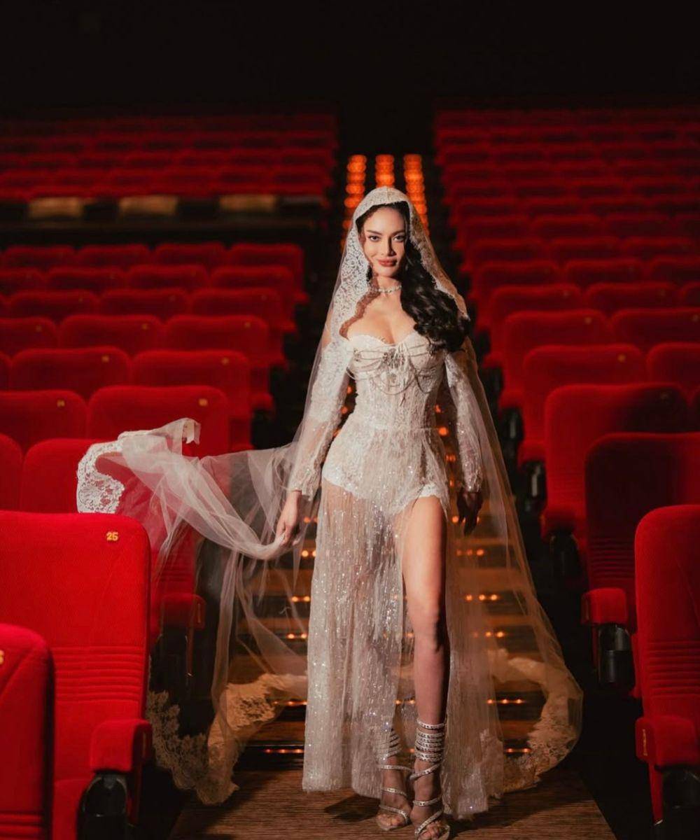 5 Fashion Erika Carlina Saat Kenakan Gaun, Tampil Maksimal!