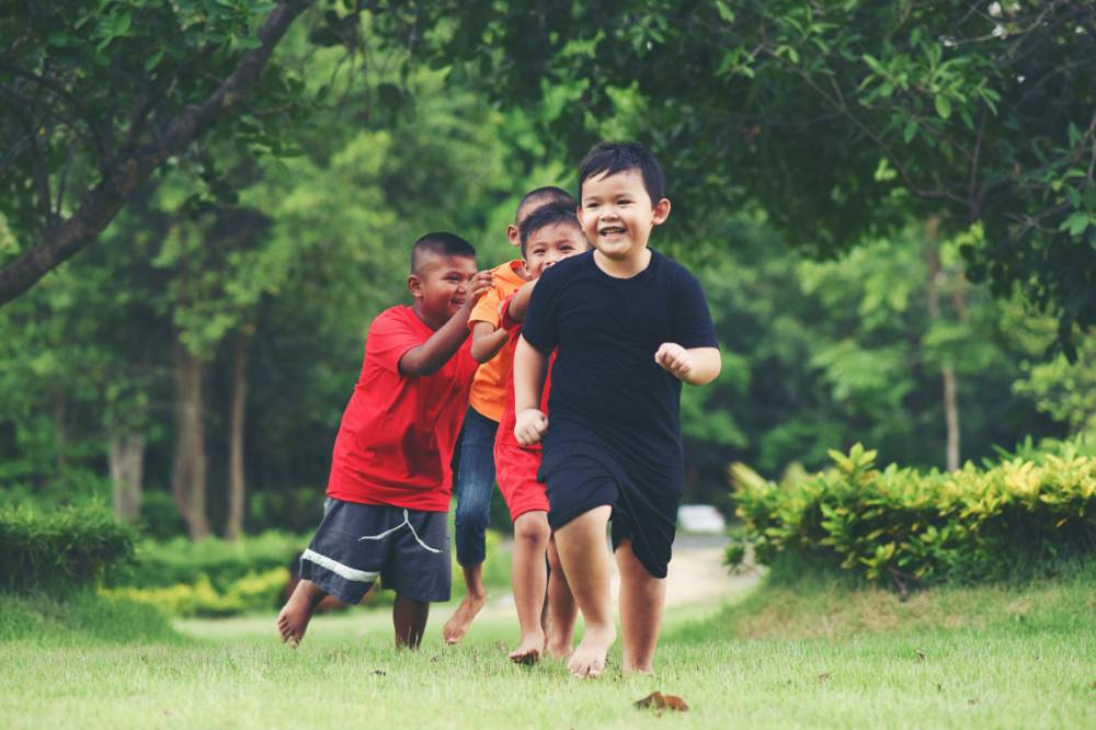 Anak berlari di taman