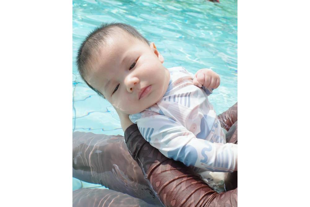 Momen Danish Anak Ketiga Kesha Ratuliu Berenang 2.png