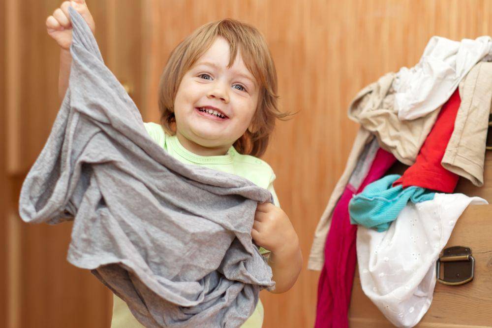 Mengajarkan Anak Pakai Baju Sendiri