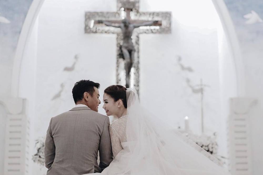 Kisah Cinta Dion Wiyoko dan Fiona Anthony