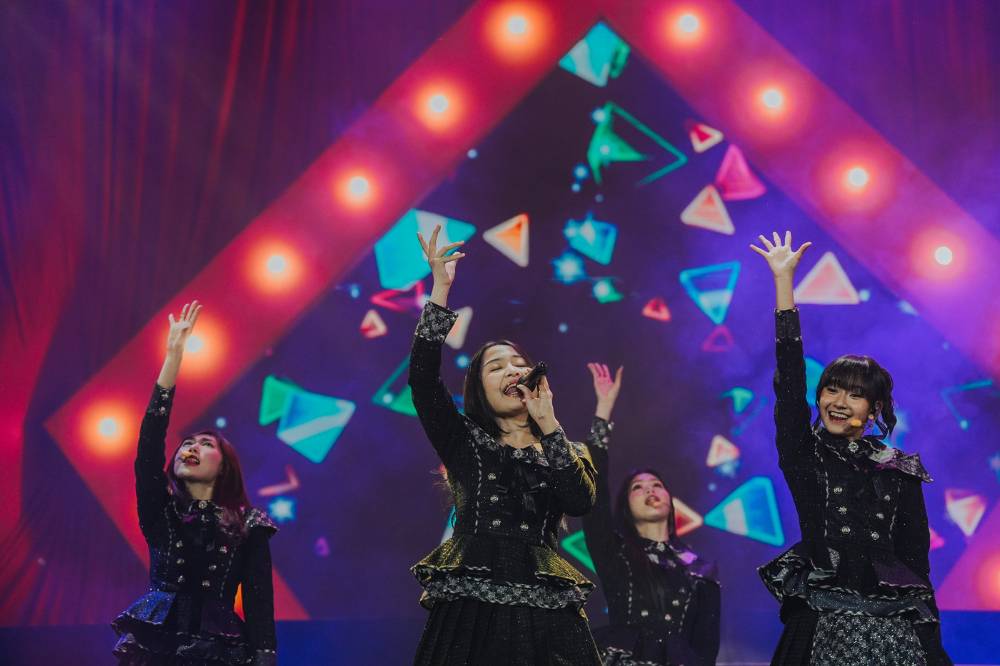 Isyana Sarasvati dan Bernadya Nge-Dance di Konser JKT48 Full House (2).png