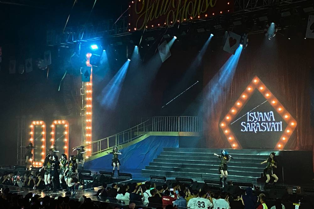 Isyana Sarasvati dan Bernadya Nge-Dance di Konser JKT48 Full House(11).png