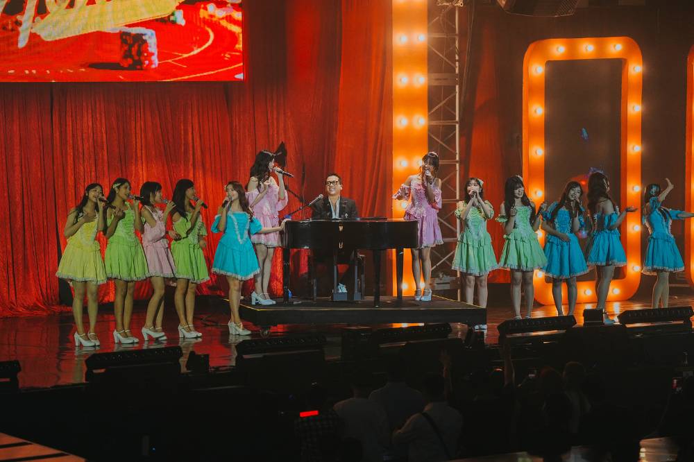 Isyana Sarasvati dan Bernadya Nge-Dance di Konser JKT48 Full House (6).png