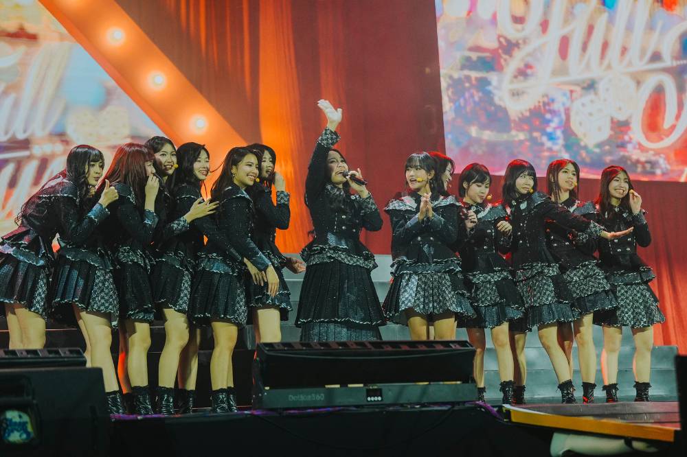 Isyana Sarasvati dan Bernadya Nge-Dance di Konser JKT48 Full House(7).png
