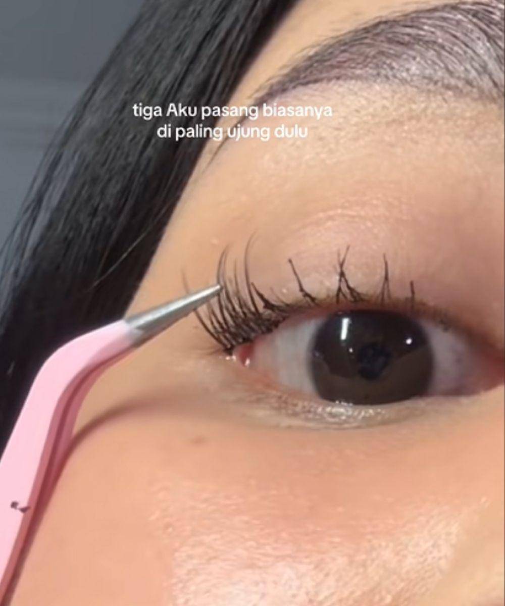 Cara Pakai Cluster Lashes untuk Mata Sensitif