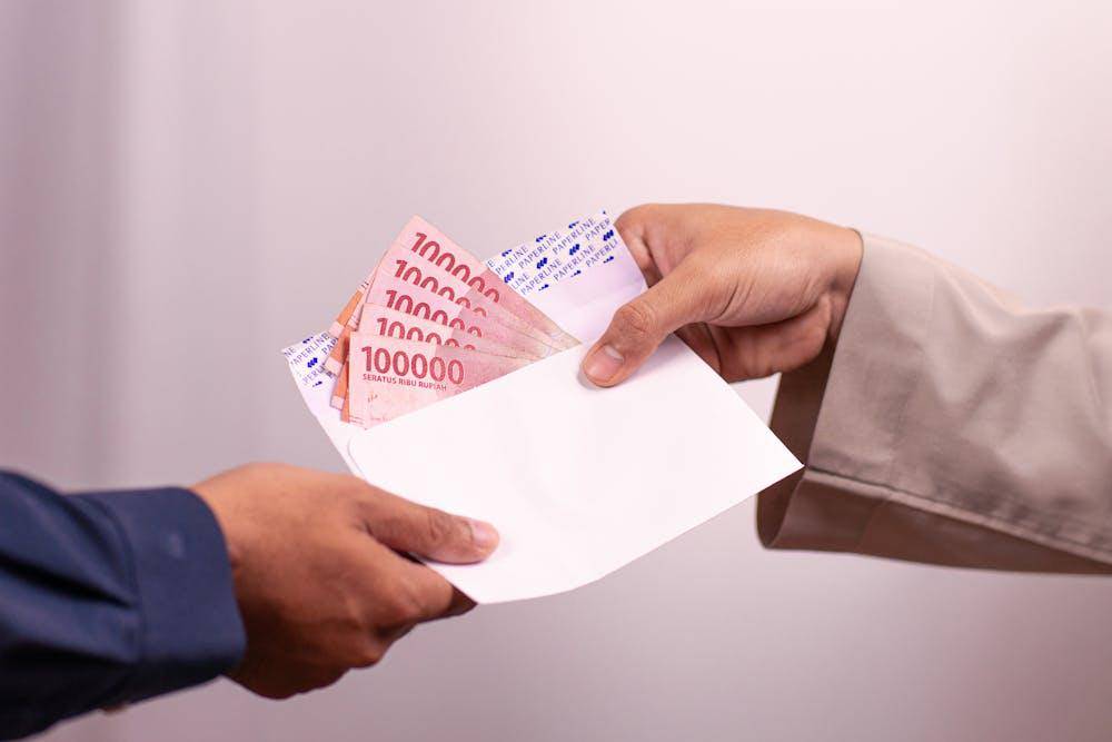 exchanging indonesian currency in envelope