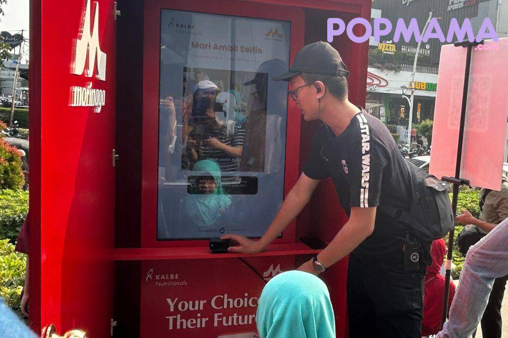 Anak mencoba Door of Future Experience