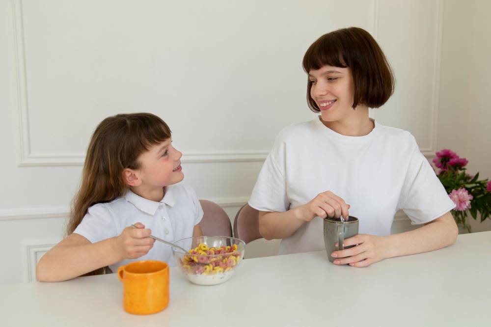 Ibu dan anak di meja makan
