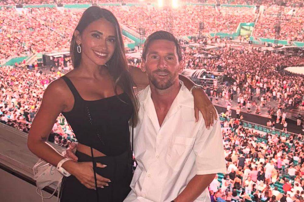 Tampil Kasual, Lionel Messi dan Istri Bikin Baper di Konser Coldplay