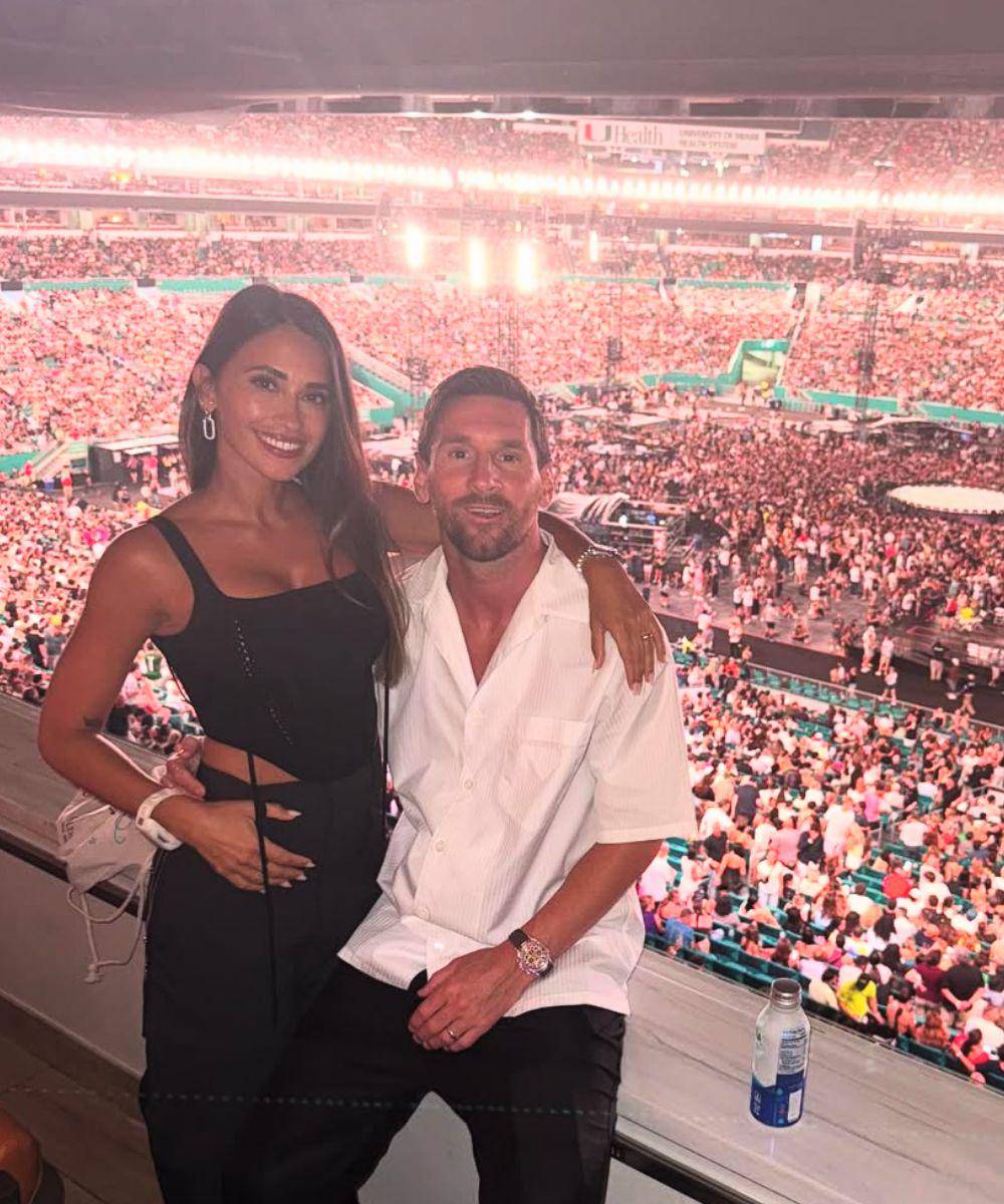 Tampil Kasual, Lionel Messi dan Istri Bikin Baper di Konser Coldplay