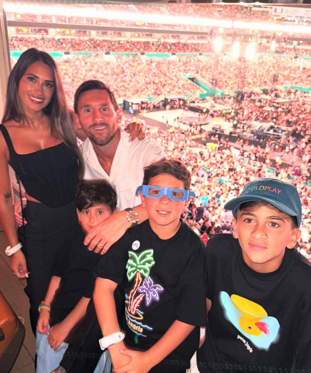 Tampil Kasual, Lionel Messi dan Istri Bikin Baper di Konser Coldplay