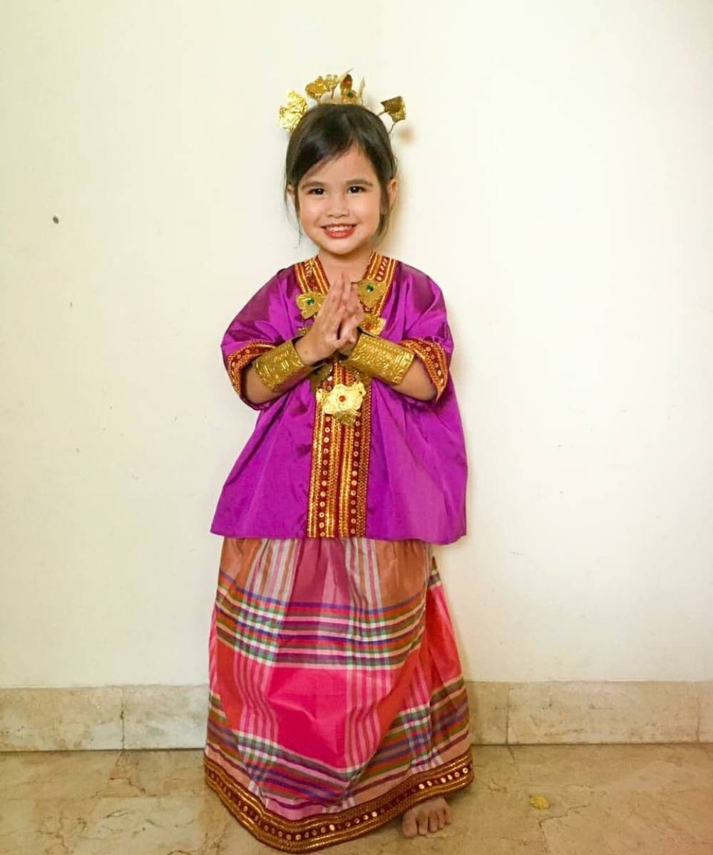Kostum baju adat daerah