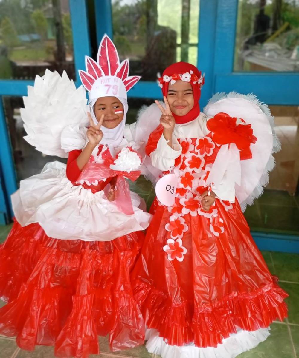 Kostum kreasi merah putih