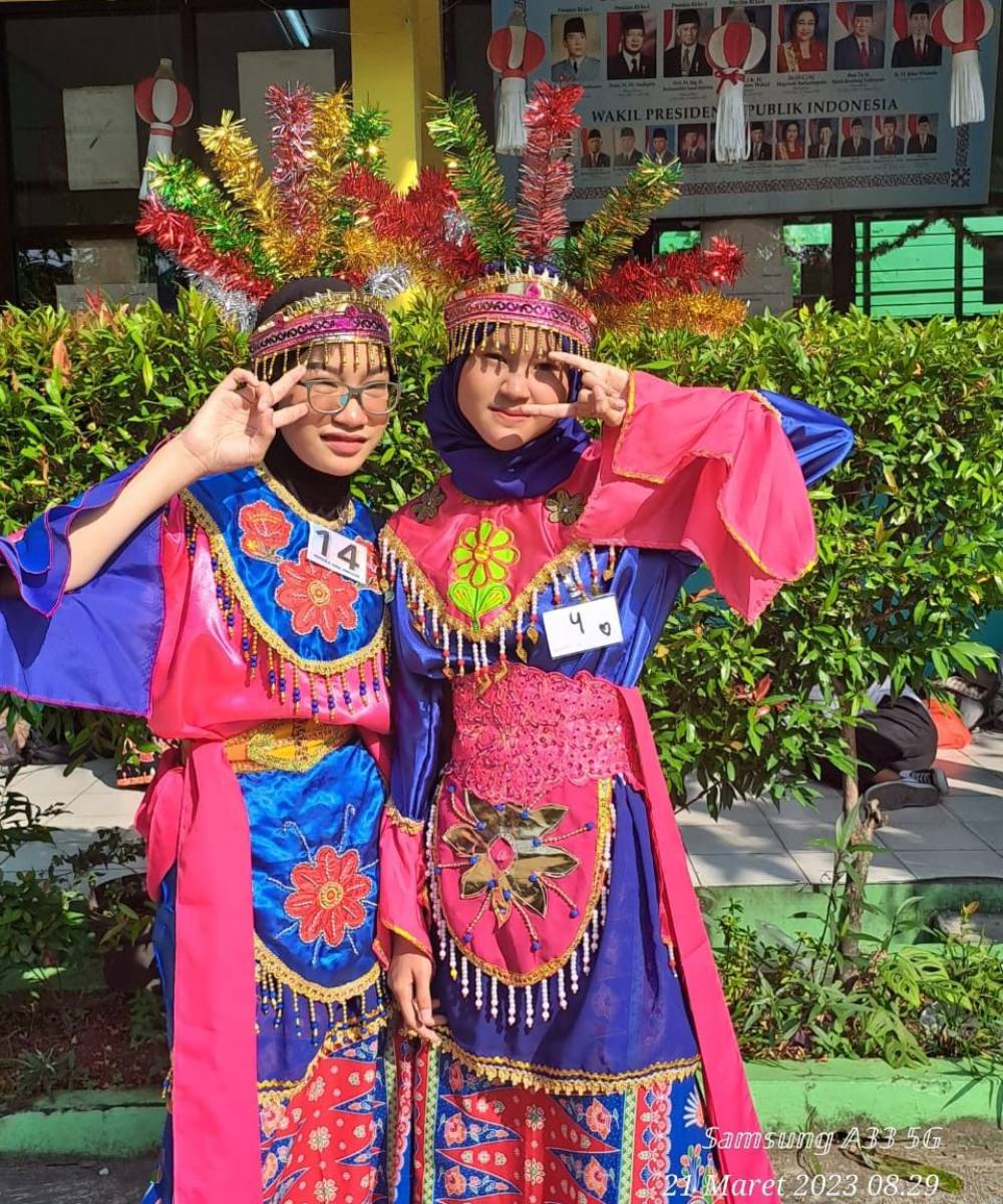 Kostum baju tari tradisional