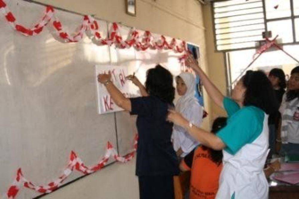 Dekorasi Papan Tulis dengan Nuansa Merah Putih