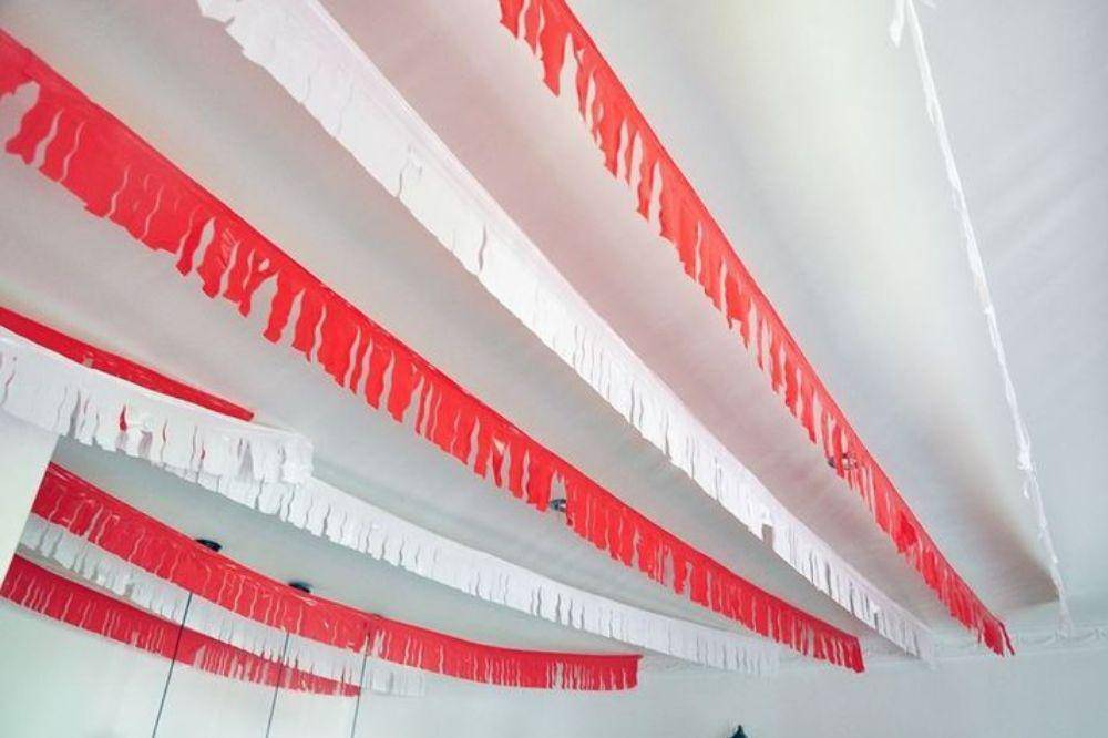 Hiasan rumbai merah putih gantung di langit-langit