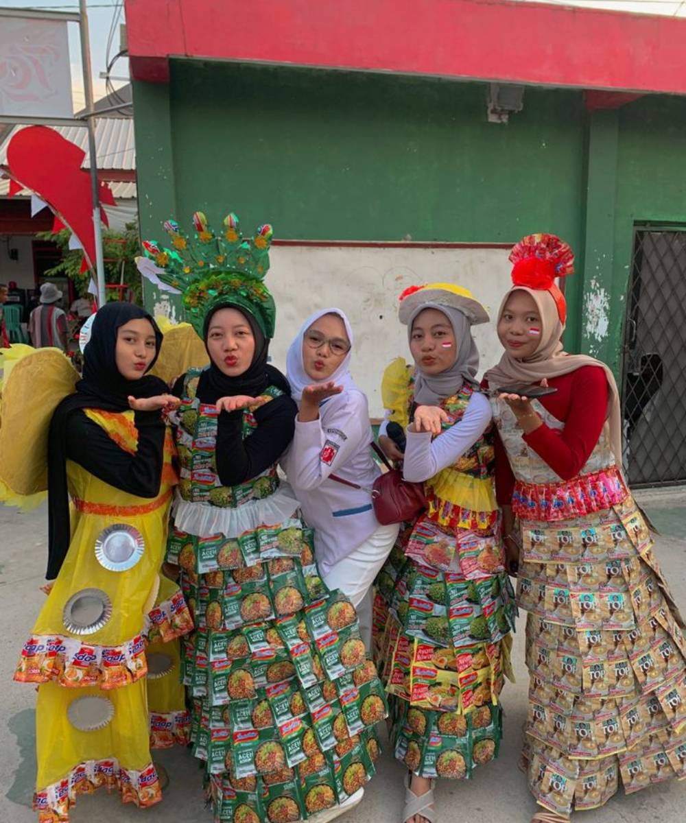 Kostum kreasi dari hasil daur ulang