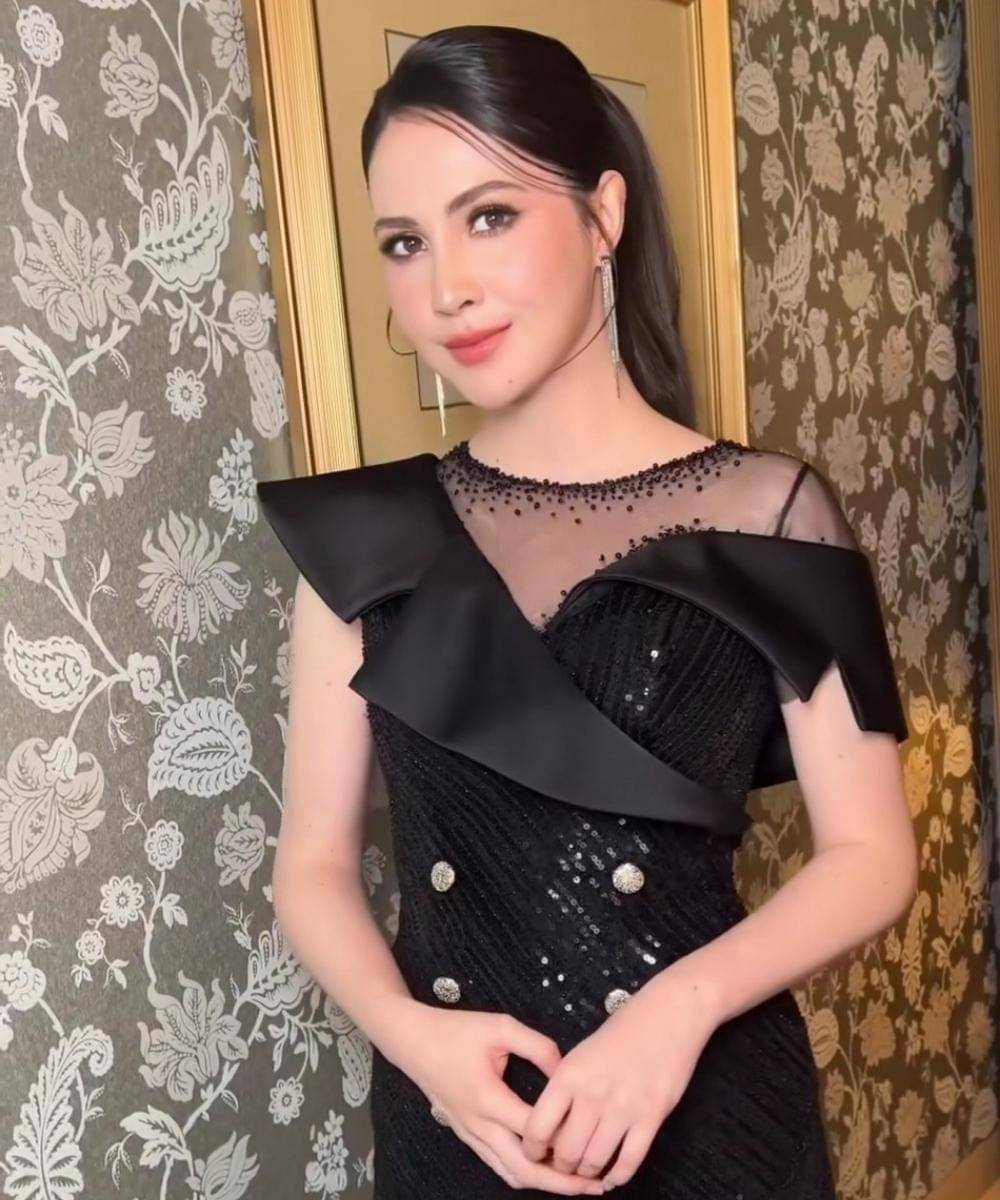 Gaya Arumi Bachsin di Resepsi Luna–Maxime, Aura Elegannya Terpancar! (1).jpg