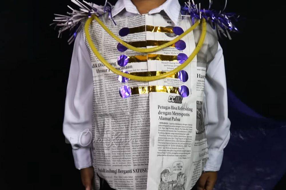 Kostum karnaval dari koran bekas