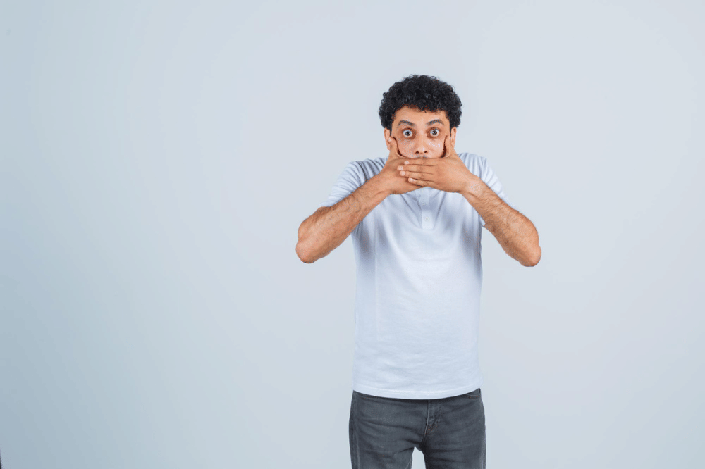 Pria menutup mulutnya