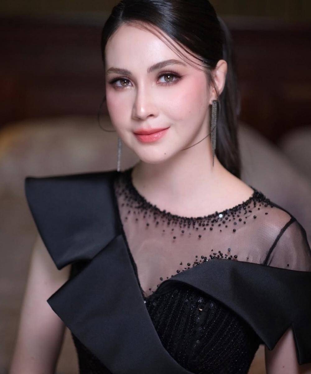 Gaya Arumi Bachsin di Resepsi Luna–Maxime, Aura Elegannya Terpancar! (2).jpg