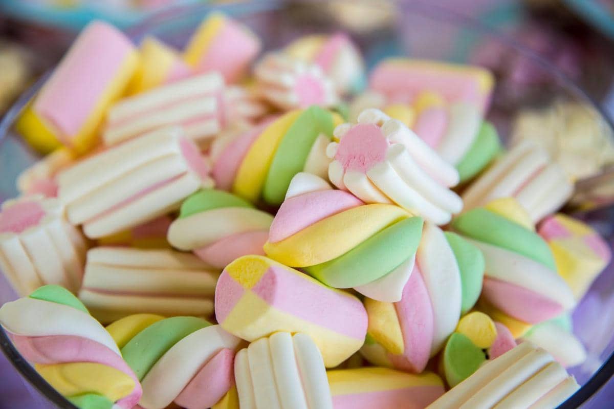 Makanan lengket (permen karet atau marshmallow)